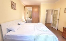 Happy Life - Apartment Next To Metro Station